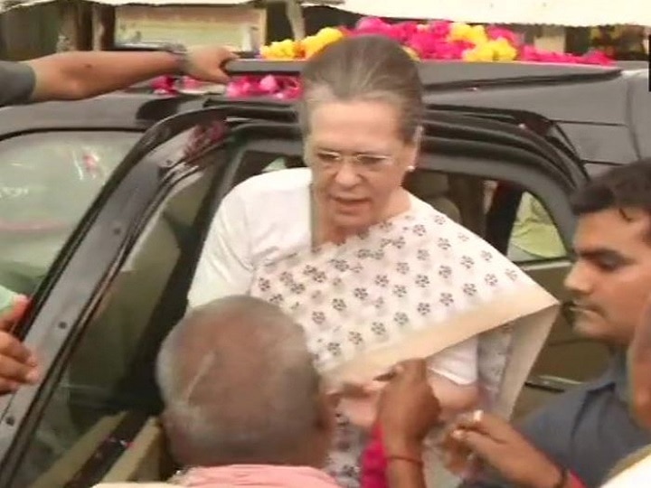 UP- Sonia Gandhi's visit to Rae Bareli, Priyanka Gandhi will also be present यूपी: रायबरेली पहुंची सोनिया गांधी और प्रियंका, कई मुद्दों पर होगा मंथन