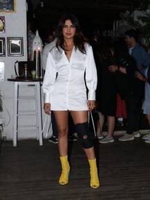 In Pics: \'द स्काई इज पिंक\' की रैपअप पार्टी में ग्लैमरस अंदाज में पहुंची प्रियंका, मंगलसूत्र पहने आईं नजर