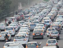 ऑटो सेक्टर में भारी गिरावट: बिक्री घटने के बाद कई दिग्गज कंपनियों ने रोका कारों का प्रोडक्शन