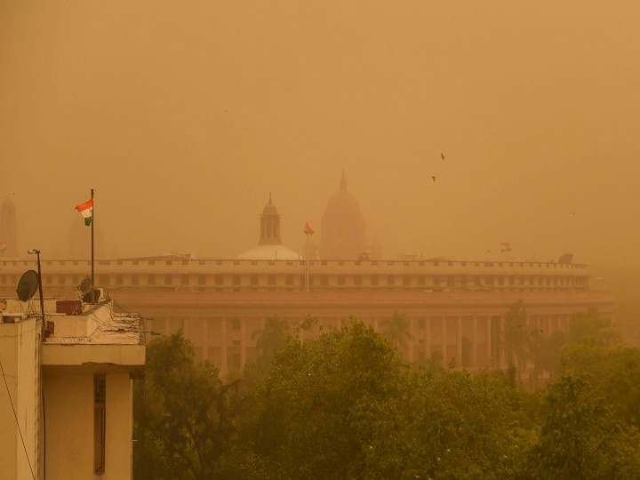 Dust Storm Hits Delhi rains expect heavy rains तेज आंधी से धूल भरी चादर में लिपटा दिल्ली-NCR, गर्मी से मिली कुछ राहत
