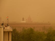 तेज आंधी से धूल भरी चादर में लिपटा दिल्ली-NCR, गर्मी से मिली कुछ राहत