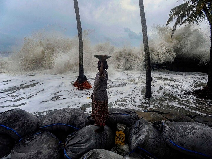 vayu cyclone will coastal areas of gujarat tomorrow at 10 am, government on high alert गुजरात के 9 जिलों के लिए कयामत की रात, सुबह 10 बजे तट से टकराएगा 'वायु तूफान'