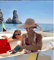 बहन के साथ छुट्टियां मना रही हैं जैकलीन फर्नांडिस, बार्बी स्विमसूट में दिखाए जलवे