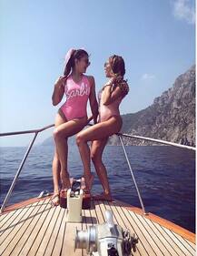 बहन के साथ छुट्टियां मना रही हैं जैकलीन फर्नांडिस, बार्बी स्विमसूट में दिखाए जलवे