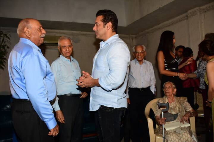 इस दौरान की सलमान खान की बेहद खूबसूरत तस्वीरें सामने आईं हैं. जिनमें वो इन मेहमानों संग बातचीत करते नजर आ रहे हैं.