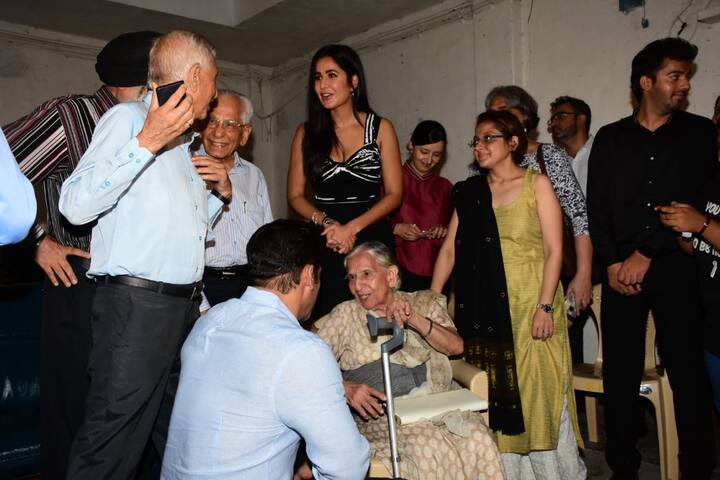 आप तस्वीरों में देख सकते हैं कि सलमान किस तरह घुटनों पर बैठकर बुजुर्ग महिला से बात कर रहे हैं.