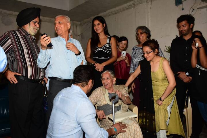 सलमान हमेशा से ही अपने इस खास जैस्चर के लिए जाने जाते रहे हैं और एक बार फिर उनका यही अंदाज देखने को मिला.