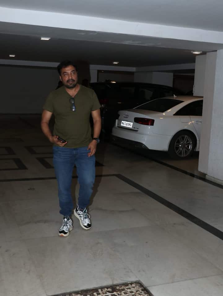 निर्देशक अनुराग कश्यप भी करण के बर्थडे बैश में पहुंचे. 