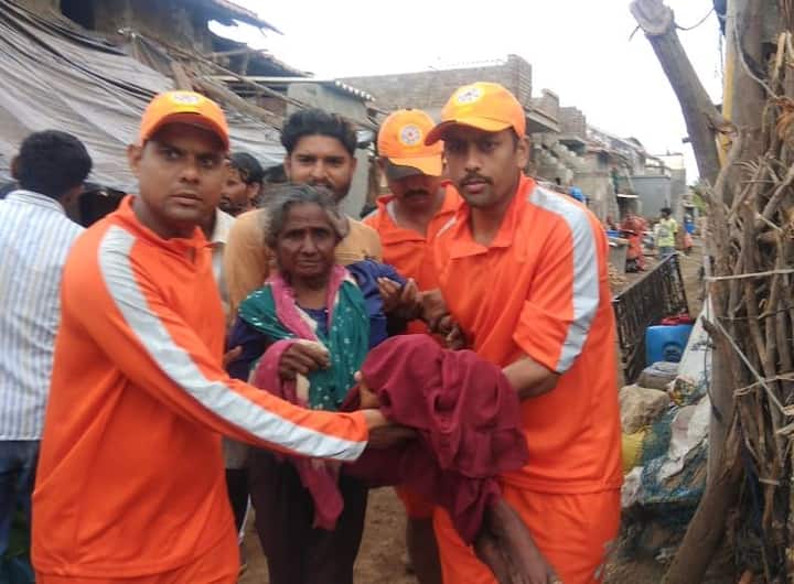 मौसम विभाग की मनोरमा मोहंती ने कहा कि आज दोपहर में सौराष्ट्र तट के पास चक्रवाती तूफान वायु 135 से 160 किलोमीटर प्रति घंटे की रफ्तार से गुजरेगा. इससे तटवर्ती जिले दीव, गिर सोमनाथ, जूनागढ़, पोरबंदर और द्वारका प्रभावित होंगे.