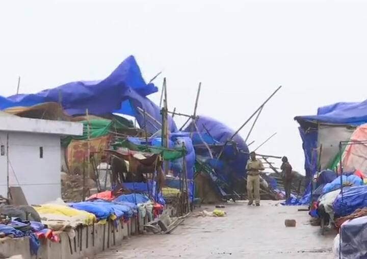 वायु तूफान को लेकर अलर्ट के बावजूद सोमनाथ मंदिर बंद नहीं किया गया है. गुजरात के मंत्री भूपेंद्र सिंह चूडासमा ने कहा कि ये कुदरती आफत है, कुदरत ही रोक सकती है, तो कुदरत को हम क्या रोकें.