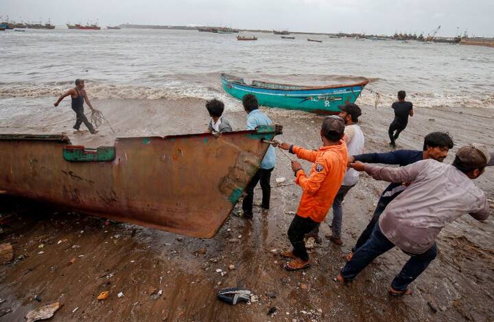 केंद्रीय मंत्री हर्षवर्धन ने कहा कि भू विज्ञान मंत्रालय के अधिकारी चक्रवात के संबंध में समय पर जानकारी मुहैया करा रहे हैं. उन्होंने कहा कि वह स्थितियों पर नजर रखे हुए हैं.