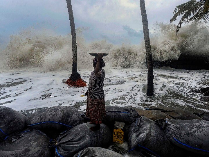 Cyclone Vayu Updates Landfall in Gujarat Thunderstorm in Bihar UP गुजरात तट से नहीं टकराएगा चक्रवात ‘वायु’ लेकिन खतरा बरकरार, बिहार, झारखंड, यूपी में चलेगी आंधी