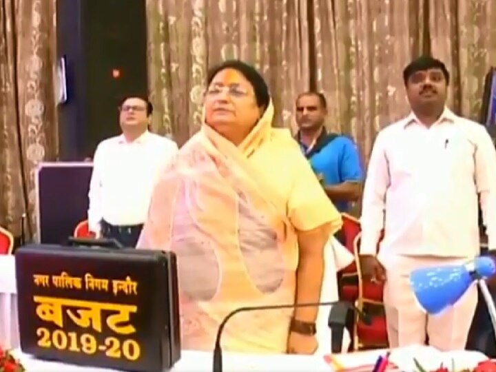 National anthem recital stopped midway at Indore Municipal Corporation meet इंदौर: बैठक में 'जन-गण-मन' अधूरा छोड़कर अचानक 'वंदे मातरम' गाने लगे पार्षद, VIDEO वायरल