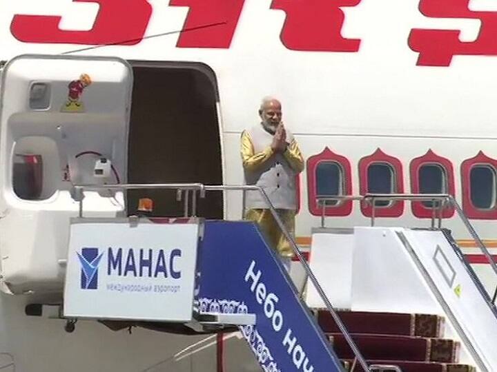 SCO समिट में हिस्सा लेने PM मोदी पहुंचे किर्गिस्तान, पुतिन-जिनपिंग से मुलाकात तो इमरान से डिनर पर होगा सामना PM Narendra Modi arrives in Bishkek Kyrgyzstan to attend SCO summit SCO समिट में हिस्सा लेने PM मोदी पहुंचे किर्गिस्तान, पुतिन-जिनपिंग से मुलाकात तो इमरान से डिनर पर होगा सामना