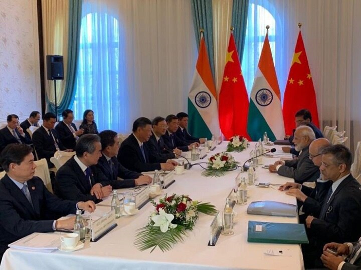 pm modi meets Xi Jinping on sidelines of SCO Summit, says talks with pakistan is no possible बिश्केक: पीएम मोदी ने की शी जिनपिंग से मुलाकात, कहा- पाक से बातचीत का अभी माहौल नहीं
