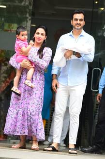 हॉस्पिटल से डिस्चार्ज हुईं ईशा देओल, पति भरत के साथ बेटी मिराया को लेकर घर पहुंचीं