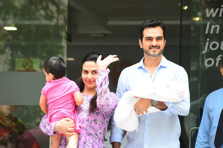 इस जोड़ी ने मुस्कुराते हुए पैपराजी को पोज दिया.
