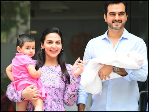 हॉस्पिटल से डिस्चार्ज हुईं ईशा देओल, पति भरत के साथ बेटी मिराया को लेकर घर पहुंचीं हॉस्पिटल से डिस्चार्ज हुईं ईशा देओल, पति भरत के साथ बेटी मिराया को लेकर घर पहुंचीं