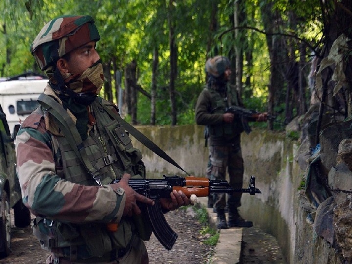 Encounter between terrorist security forces in Pulwama Jammu Kashmir पुलवामा मुठभेड़: सुरक्षाबलों ने 2 आतंकियों को मार गिराए, भारी प्रदर्शन के मद्देनजर इंटरनेट सेवा रोकी गई