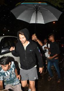 बारिश में गर्लफ्रेंड नताशा दलाल संग इंजॉय करते दिखे वरुण धवन, देखें तस्वीरें