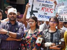 पश्चिम बंगाल में पांचवें दिन भी जारी है डॉक्टरों की हड़ताल, बोले- ममता बनर्जी माफी मांगें तभी आंदोलन होगा वापस