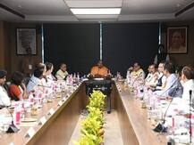 सीएम योगी आदित्यनाथ ने की नोएडा और ग्रेटर नोएडा में विकास कार्यों की समीक्षा
