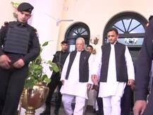 उत्तर प्रदेश की कानून व्यवस्था को लेकर राज्यपाल से मिले सपा अध्यक्ष अखिलेश यादव