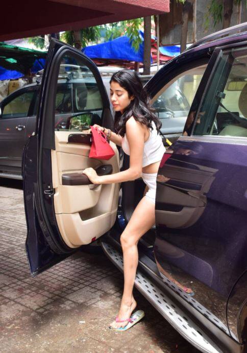इसके अलावा जान्हवी हार्दिक मेहता की फिल्म 'रूह-अफ्ज़ा' में भी नज़र आएंगी. उनके साथ फिल्म में राजकुमार राव अहम भूमिका में होंगे. (तस्वीर: मानव मंगलानी)