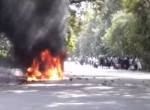 वाराणसी: फॉर्च्युनर ने बाइक को मारी टक्कर, छात्र-छात्रा घायल, गुस्साए छात्रों ने कार को लगाई आग