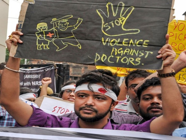 पश्चिम बंगालः डॉक्टर्स ने ड्यूटी पर लौटने की सीएम ममता बनर्जी की अपील ठुकराई