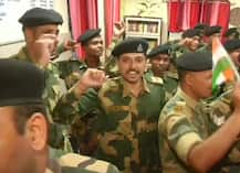 मैच से पहले BSF के जवानों ने तिरंगा लहराकर किया भारतीय टीम का समर्थन, देखें तस्वीरें
