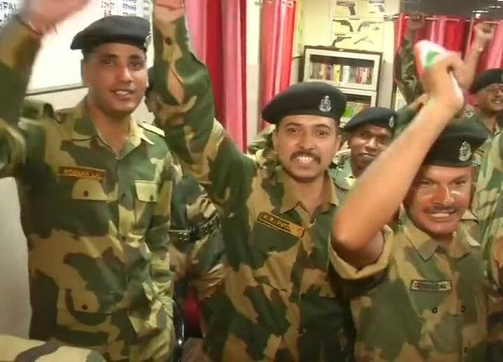 पाकिस्तान के खिलाफ मैच में आज भारत शिखर धवन की अनुपस्थिति में मैदान पर उतरेगी. धवन अंगूठे की चोट के कारण तीन सप्ताह तक मैच नहीं खेल पाएंगे. उनके स्थान पर आज टीम में किसी नए बल्लेबाज को जगह दी जा सकती है. 