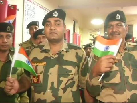 मैच से पहले BSF के जवानों ने तिरंगा लहराकर किया भारतीय टीम का समर्थन, देखें तस्वीरें मैच से पहले BSF के जवानों ने तिरंगा लहराकर किया भारतीय टीम का समर्थन, देखें तस्वीरें
