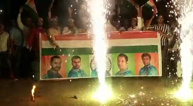 वाराणसी में भी क्रिकेट प्रेमी ने विश्व कप क्रिकेट में पाकिस्तान पर भारतीय खिलाड़ियों द्वारा जबरदस्त जीत का जश्न मनाते दिखे. आधी रात में सड़कों पर निकल कर लोगों ने पटाखे फोड़कर अपनी खुशी का इजहार किया. 