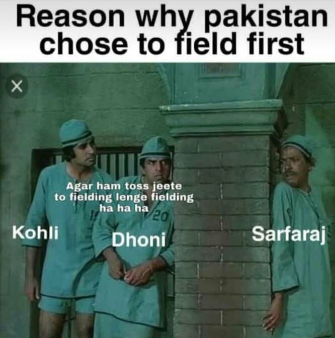 फिल्म शोले के एक सीन के जरिए सरफराज के टॉस जीतने के बाद गेंदबाजी चुनने का मजाक उड़ा.