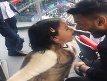 भारत-पाकिस्तान मैच में कुछ इस अंदाज में मस्ती करती दिखीं जीवा धोनी, देखें वीडियो