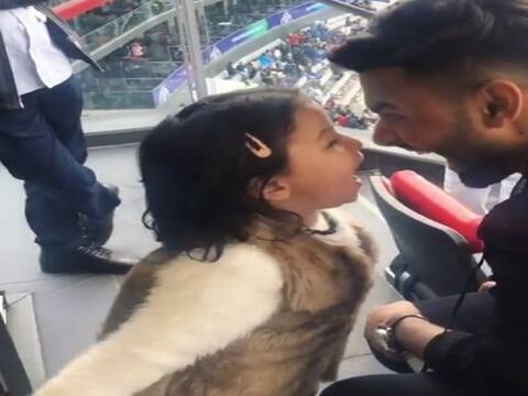 भारत-पाकिस्तान मैच में कुछ इस अंदाज में मस्ती करती दिखीं जीवा धोनी, देखें वीडियो भारत-पाकिस्तान मैच में कुछ इस अंदाज में मस्ती करती दिखीं जीवा धोनी, देखें वीडियो