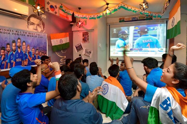 रोहित शर्मा और के एल राहुल के बाद पारी को आगे बढ़ाने की जिम्मेदारी कप्तान विराट कोहली ने अपने कंधों पर ली और इसके बाद दर्शकों ने भारतीय कप्तान का विराट शो देखा. कोहली ने 77 रन की पारी खेली.