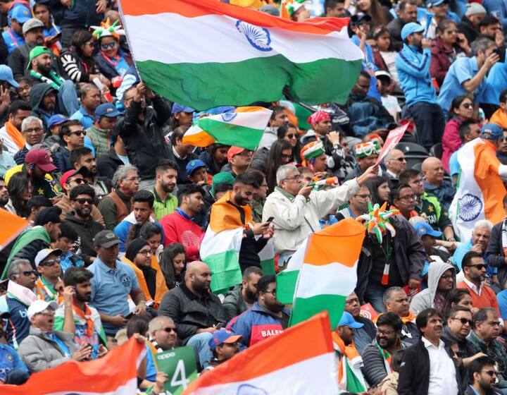 विराट कोहली हालांकि आउट नहीं थे और अंपायर ने उन्हें आउट भी नहीं दिया था. कोहली खुद ही मैदान से चले गए थे. मैच के दौरान सेना के जवान खुशी का इजहार करते हुए.