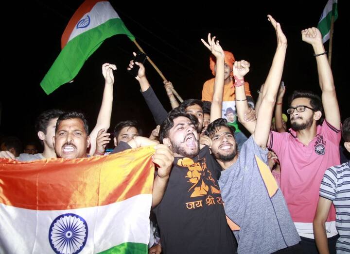 हार्दिक पांड्या, कुलदीप यादव और विजय शंकर ने दो-दो विकेट लिए. इस जीत ने भारतीय टीम को 10 टीमों की तालिका में तीसरे स्थान पर पहुंचा दिया है.