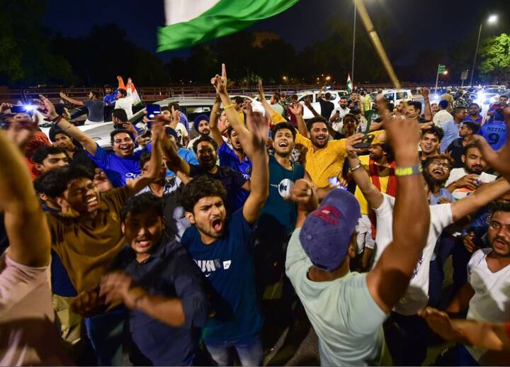 इस मैच के हीरो रोहित शर्मा रहे. उन्हें मैन ऑफ दी मैच से नवाजा गया. रोहित शर्मा का यह विश्वकप में दूसरा शतक है. रोहित शर्मा एक अर्धशतक भी लगा चुके हैं.