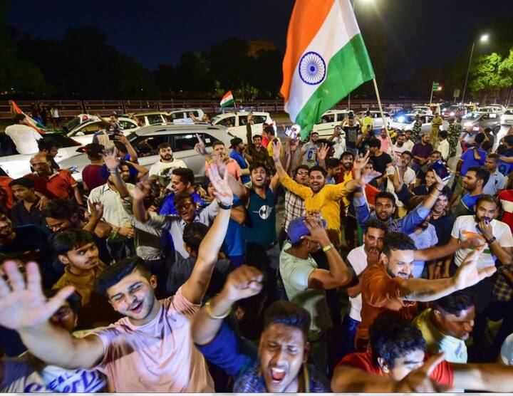 क्रिकेट विश्वकप के अपने चौथे मुकाबल में भारत ने अपने चिरप्रतिद्वंदी पाकिस्तान को रविवार को मैनचेस्टर में 89 रनों से हरा दिया. एकतरफा मुकाबले में पाकिस्तान की टीम मैच में कभी वापसी नहीं कर पाई. इस जीत के बाद भारतीय फैंस हर जगह खुशी से झूम उठे. यहां देखिए ऐसी ही तस्वीरें.