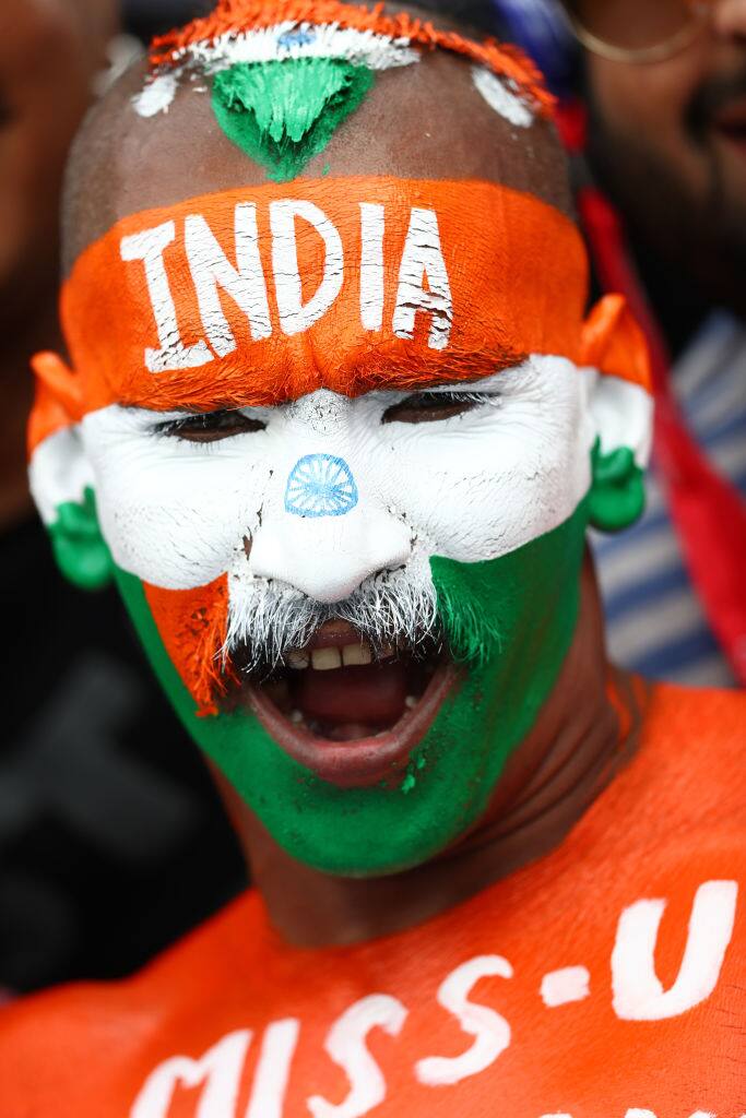 के एल राहुल ने भी 57 रनों की बेहद ही नपी-तुली पारी खेली. दोनों ही भारतीय सलामी बल्लेबाज शुरुआत से ही पिच पर सेट लग रहे थे. इन्हें पाकिस्तानी गेंदबाजों को खेलने में ज्यादा दिक्कत नहीं हुई. फोटो में भारतीय टीम के जबरा फैन सुधीर गौतम.