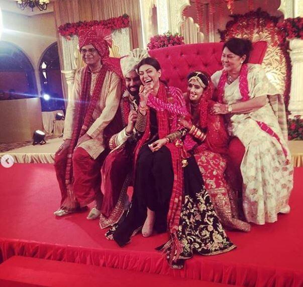 इस तस्वीर में आप देख सकते हैं कि सुष्मिता ने अपने भाई की शादी में जमकर मस्ती की.