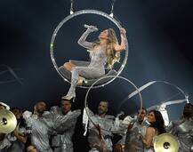 फैंस को खुश करने के लिए वाइल्ड अंदाज में परफॉर्म करते हुए जेनिफर ने किया एक्पोज़, देखें तस्वीरें