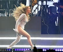 फैंस को खुश करने के लिए वाइल्ड अंदाज में परफॉर्म करते हुए जेनिफर ने किया एक्पोज़, देखें तस्वीरें