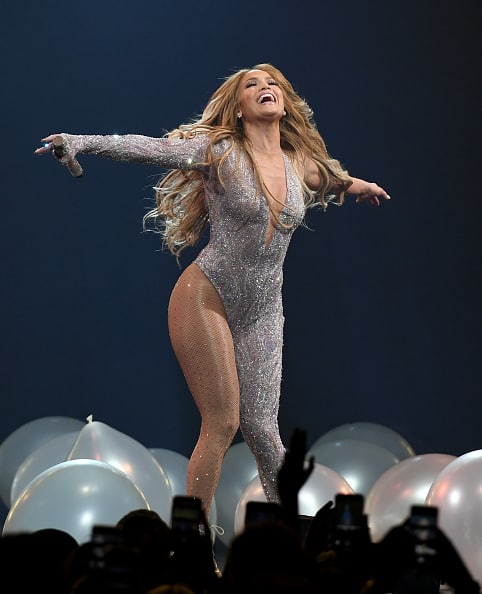 आपको बता दें, जेनिफर ने ये परफॉर्मेंस अपने इट्स माई पार्टी टूर के दौरान लास वेगास में दी थी.