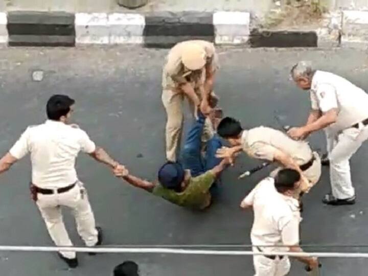 Delhi: Tempo driver brutal beating, Home Ministry seeks report सिख ड्राईवर पिटाई मामला: मुखर्जी नगर थाने का घेराव, भारी संख्या में फोर्स तैनात, गृह मंत्रालय ने मांगी रिपोर्ट