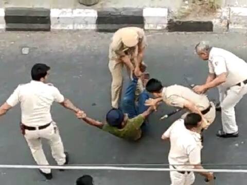 सिख ड्राईवर पिटाई मामला: मुखर्जी नगर थाने का घेराव, भारी संख्या में फोर्स तैनात, गृह मंत्रालय ने मांगी रिपोर्ट सिख ड्राईवर पिटाई मामला: मुखर्जी नगर थाने का घेराव, भारी संख्या में फोर्स तैनात, गृह मंत्रालय ने मांगी रिपोर्ट