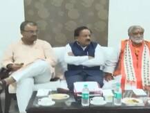 चमकी बुखार पर समीक्षा बैठक के दौरान मैच का स्कोर पूछते रहे बिहार के स्वास्थ्य मंत्री मंगल पांडे